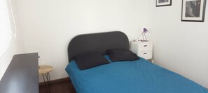 1 slaapkamer, een bureau, beddengoed