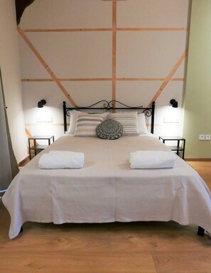 Caja de seguridad en la habitación y tabla de planchar con plancha 