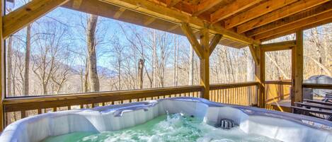 Outdoor spa tub