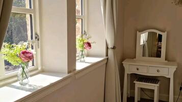 House, 1 Queen Bed | 1 bedroom, iron/ironing board, free WiFi, bed sheets