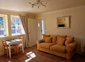 Hus - 1 queensize-säng | Vardagsrum | 30-tums tv med digitalkanaler och eldstad