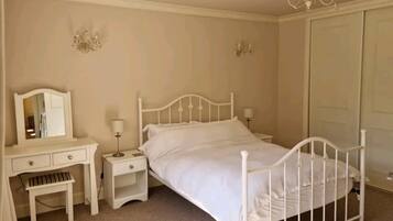 House, 1 Queen Bed | 1 bedroom, iron/ironing board, free WiFi, bed sheets