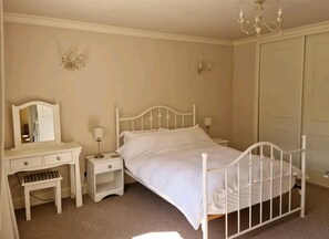 House, 1 Queen Bed | 1 bedroom, iron/ironing board, free WiFi, bed sheets