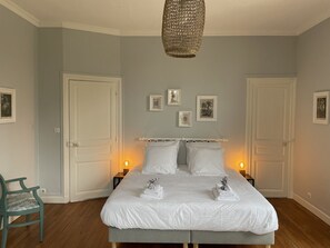 6 chambres, bureau, fer et planche à repasser, lit parapluie