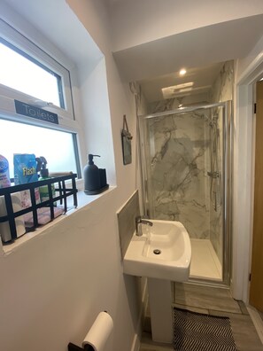 House | Bathroom - Beautiful 4-bed House (Colchester)