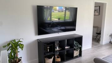 Rumah | Ruang keluarga | Televisi 30-inci dengan saluran TV kabel