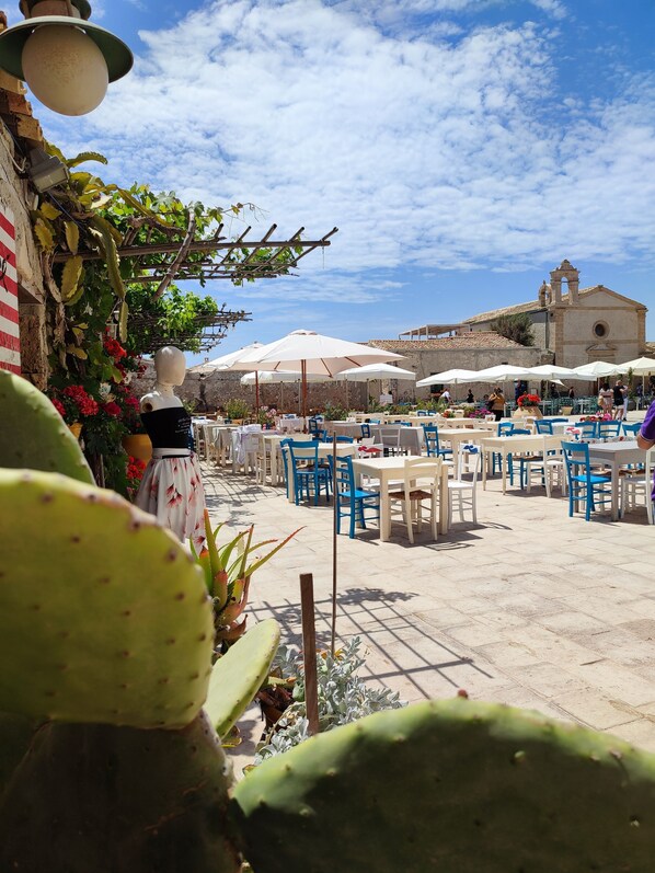 Outdoor dining - Zagara Apartment in Villa in Marzamemi with Salt Pool and Jacuzzi (Marzamemi)