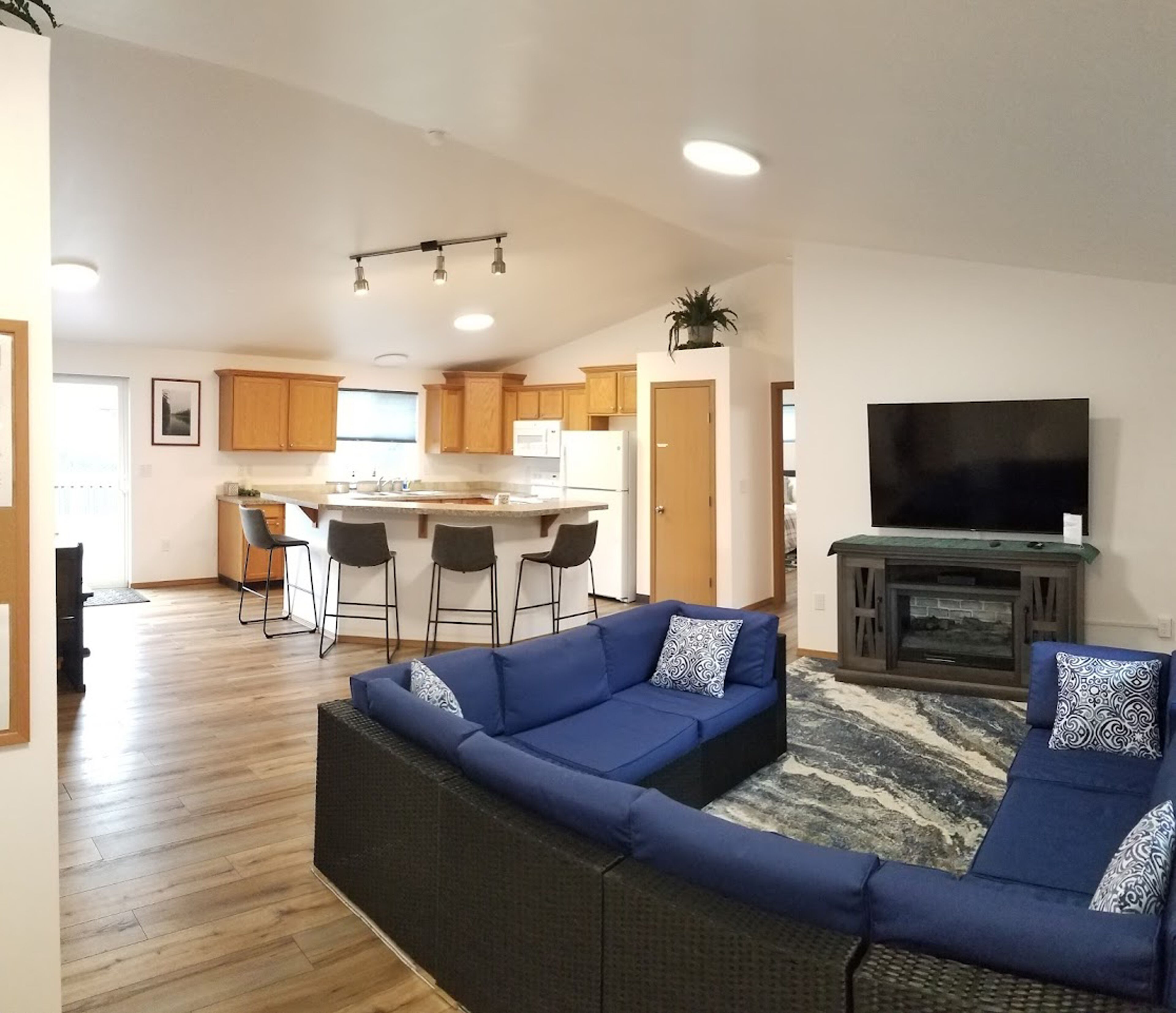Cozy and serene vacation home for the entire family - 2 minutes from the beach!