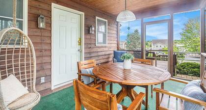 Easy walk to the beach, harbor and downtown, sleeps 6!