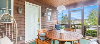 Easy walk to the beach, harbor and downtown, sleeps 6!
