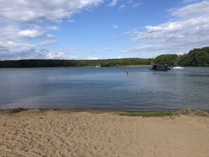 Playa en los alrededores y camastros 