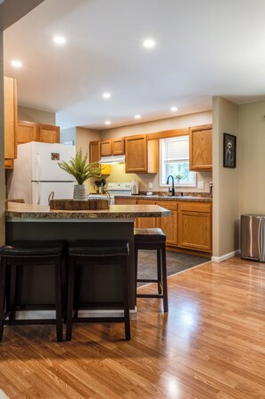 Frigorifero, microonde, forno, piano cottura