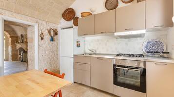 Kühlschrank, Herdplatte, Geschirrspüler, Kochgeschirr/Geschirr/Besteck