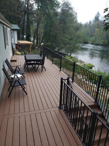 Cozy Cottage right on the McKenzie River!