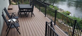 Cozy Cottage right on the McKenzie River!