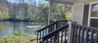 Cozy Cottage right on the McKenzie River!