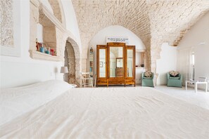 1 habitación, tabla de planchar con plancha, internet y ropa de cama 