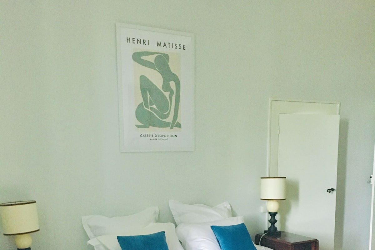 Premium bedding, blackout curtains, free WiFi, bed sheets