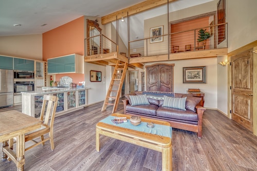 Eclectic Salida- 2 Beds, 4 guest + 2 kids