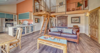 Eclectic Salida- 2 Beds, 4 guest + 2 kids