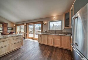 Fridge, microwave, oven, stovetop - Eclectic Salida- 2 Beds, 4 guest + 2 kids (Salida)