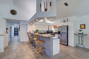 Fridge, oven, stovetop, dishwasher