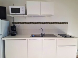 ثلاجة، ميكروويف، فرن، موقد طهي مسطح