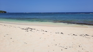 A beach with clear water and a sandy shore. - Bungalow (Saint-François)