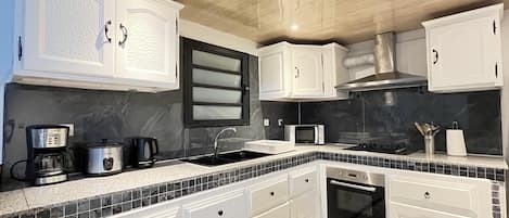 Frigorífico, horno, placa de cocina y tostadora