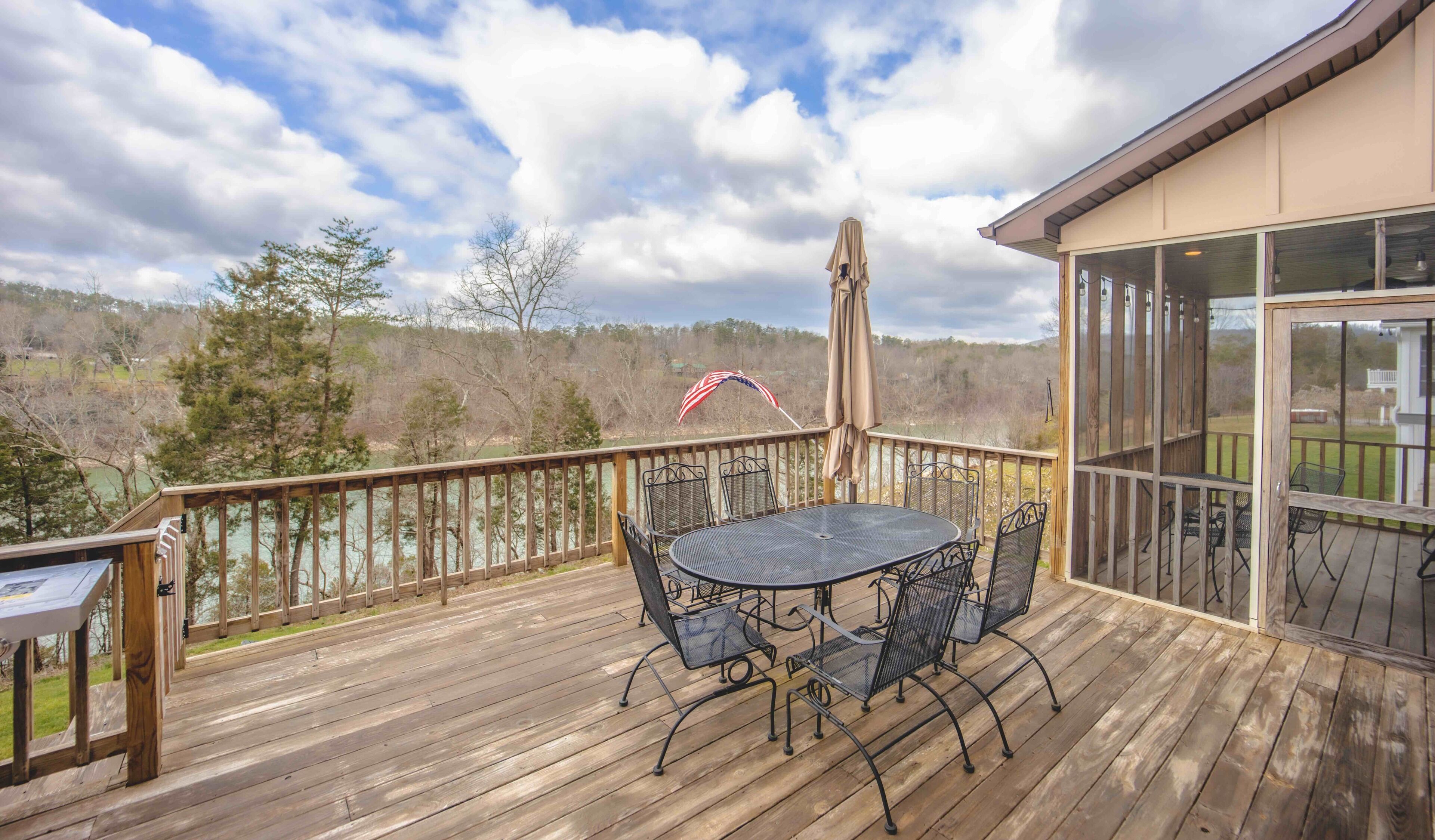 Luxury Lakefront, Hot Tub, Firepit, 5bdrm, Game Room & Boat Rental-Sleeps16