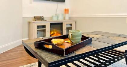 Cozy 2 Bedroom Private Suite in Luxury Pool Home