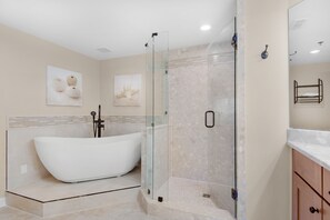 Shower, hair dryer, towels - Walk 2 Beach~Gulf/Pool View~100ft2Bch~Balcony~3 BR Sterling Shores 402 (Destin)