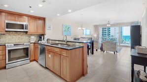 Una cocina moderna con armarios de madera, electrodomésticos de acero inoxidable y una isla grande.