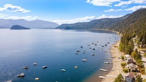 Una playa cerca, sillas reclinables de playa, toallas de playa