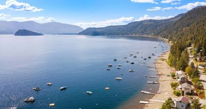 Full Lake Front Cabin on the Shuswap!! Sleeps 13