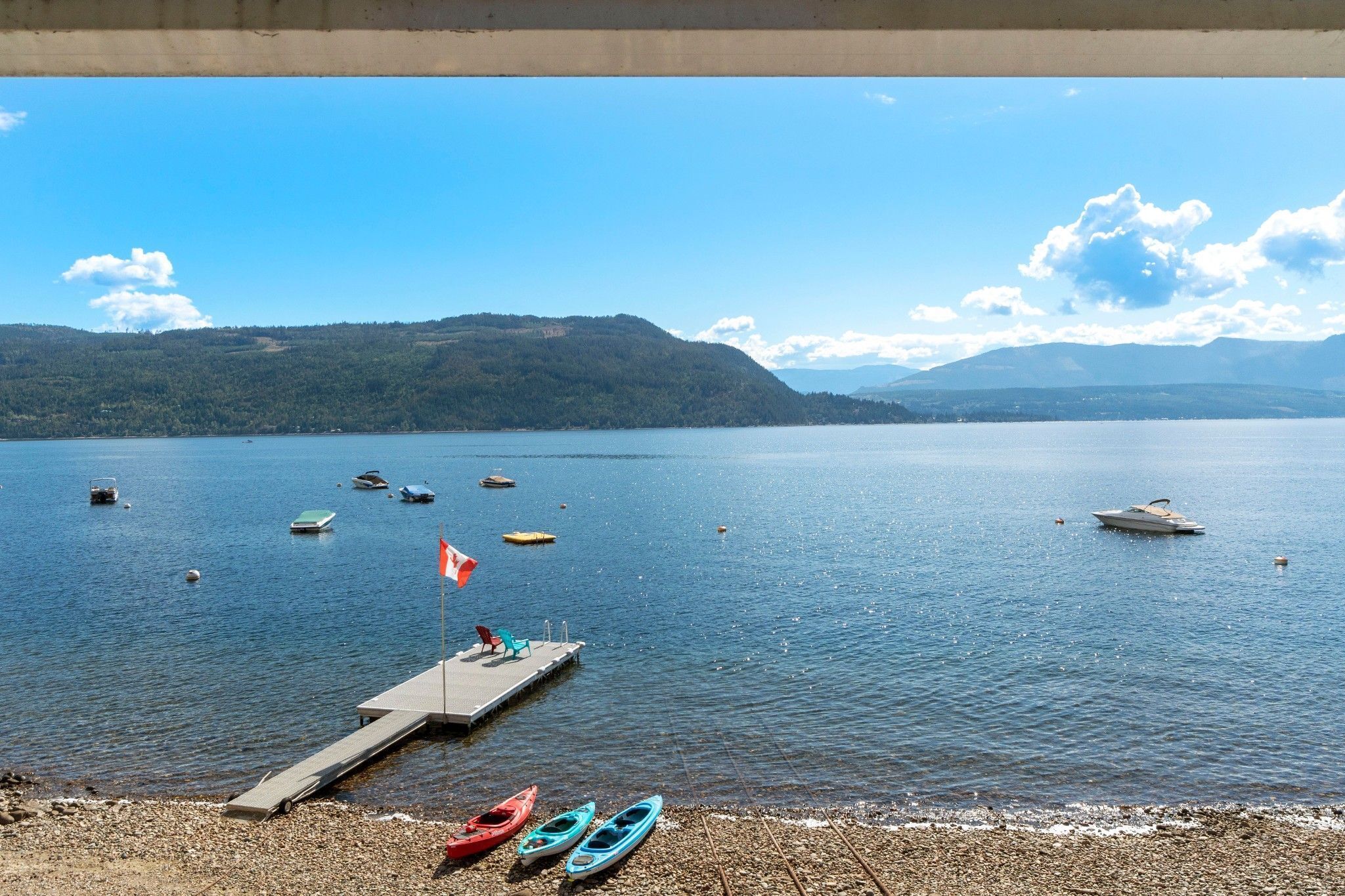 Playa en los alrededores, camastros y toallas de playa 