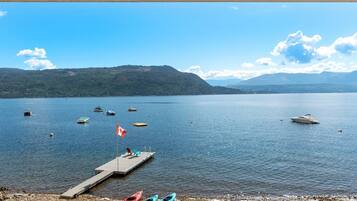 Plage à proximité, chaises longues, serviettes de plage