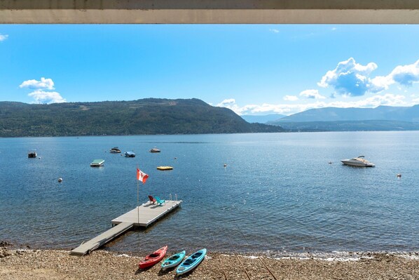 Beach nearby, sun-loungers, beach towels