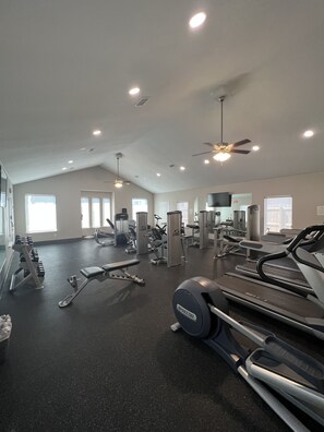 Fitness facility - Queen size bed, gated and modern apt. Excellent location (Pharr)