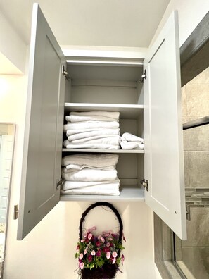 Interior - Queen size bed, gated and modern apt. Excellent location (Pharr)