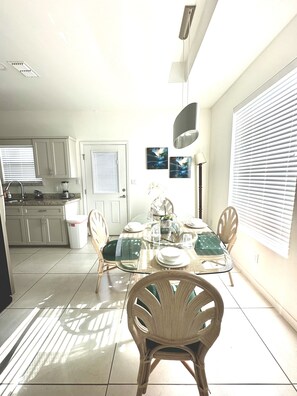 Dining - Queen size bed, gated and modern apt. Excellent location (Pharr)