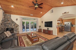 TV connectée, cheminée, livres