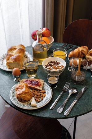 فطور قائم على الخدمة الذاتية مجانًا يوميًا