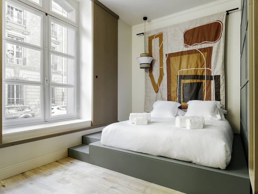 Habitación con 1 cama doble o 2 individuales | Ropa de cama de alta calidad, caja fuerte, sistema de insonorización