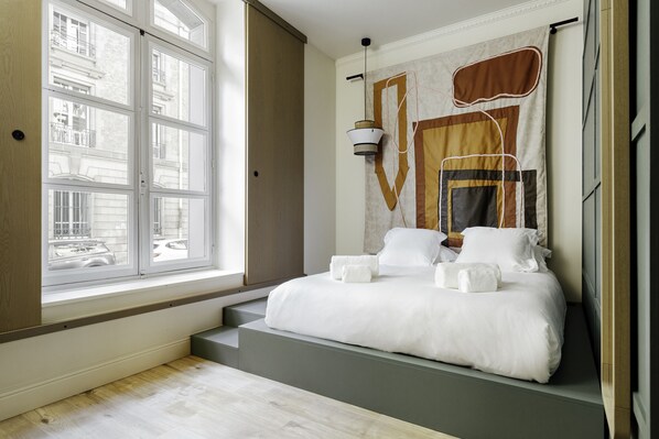 Habitación con 1 cama matrimonial o 2 individuales | Ropa de cama de alta calidad y caja de seguridad en la habitación 