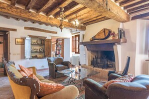 智能电视、壁炉、书、立体声音响