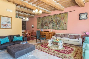 智能电视、壁炉、书、立体声音响