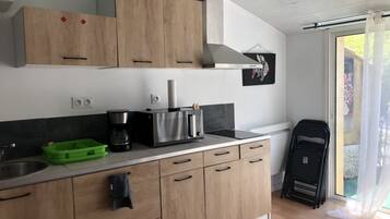 Frigorífico, microondas, horno y placa de cocina