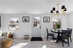 Dining - Summer Rental -4 Minutes to East Matunuck Beach. Walk to Matunuck Oyster Bar (South Kingstown)