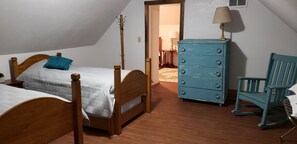 3 bedrooms, desk, iron/ironing board, free WiFi